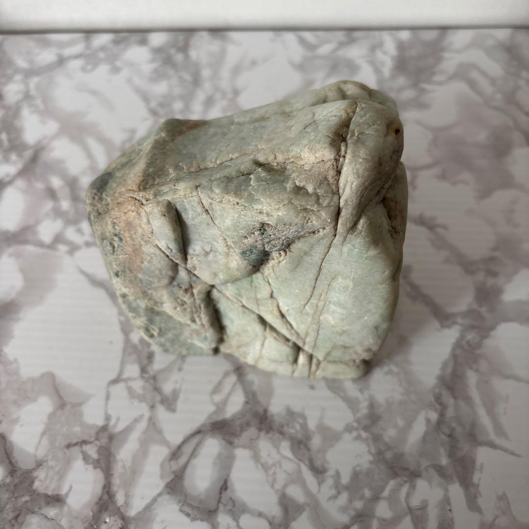 糸魚川翡翠　原石1.9ｋｇ 高さ11㎝　幅14㎝ 鑑賞石 自然石 天然石鉱物水石