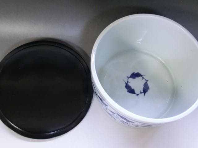 水指■砥部焼 佐川 作 染付唐草紋 大振り水さし 大きい 共箱 漆器蓋 お茶道具