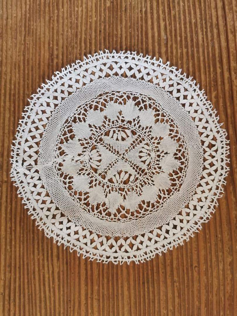 アンティーク マルチーズレースラウンドドイリー 涼やかなリネン糸 マルタ十字✠