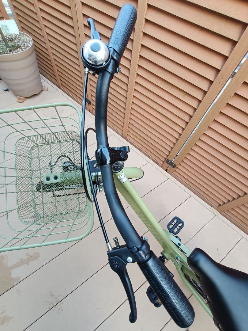 ２０２５年購入　22インチオリーブグリーン シティバイク 前面バスケット付き