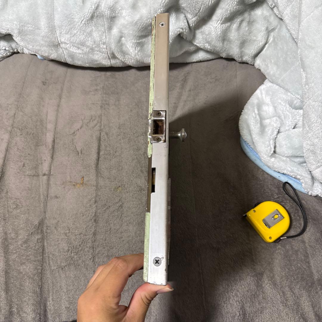 京阪電車　点検蓋禁煙プレート付き