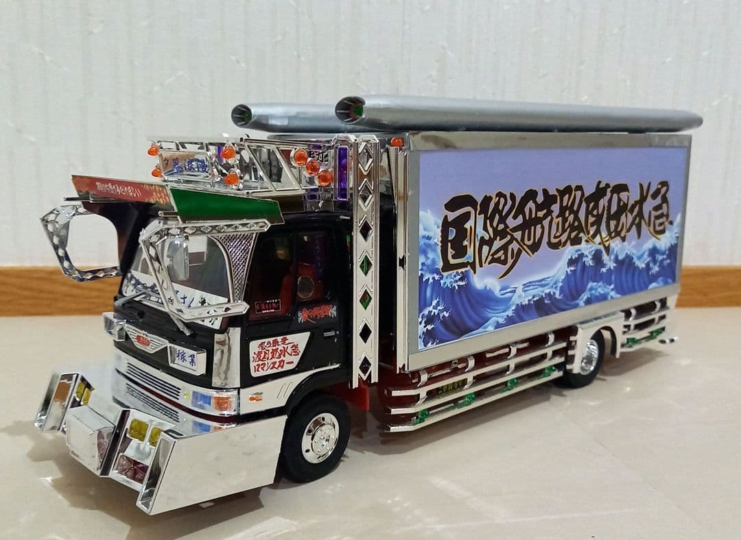 アオシマ1/32スケール　デコトラプラモデル完成品　日野レンジャー