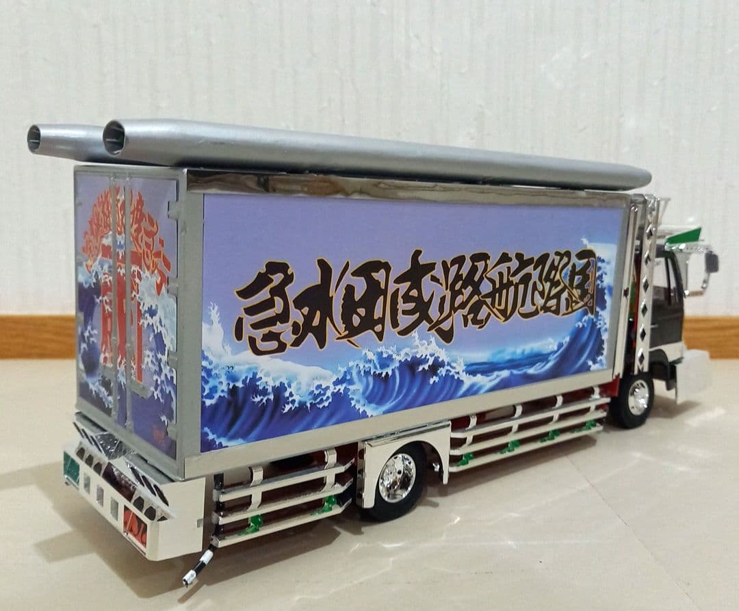 アオシマ1/32スケール　デコトラプラモデル完成品　日野レンジャー