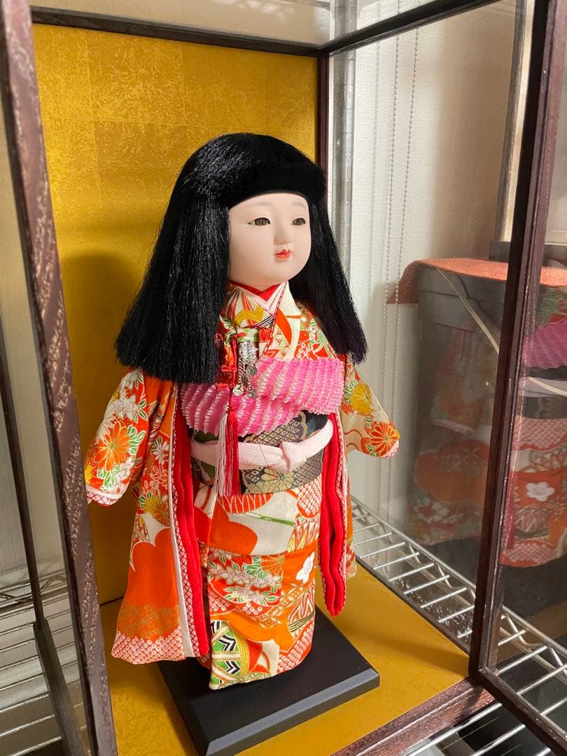 市松人形 日本人形 伝統的な着物 黒髪 ガラスケース付き