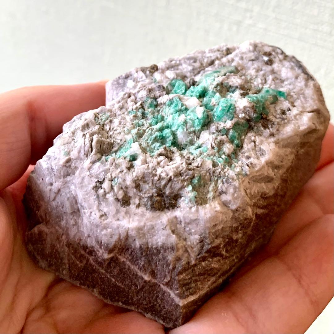 可愛いエメラルド大きめ母岩上標本189g