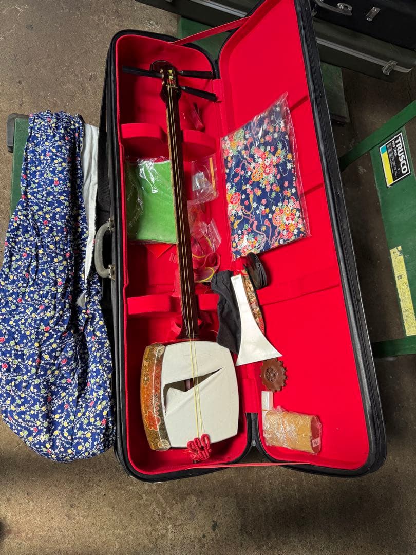 2-津軽三味線?　高級糸巻き 紅木？ハードケース&付属