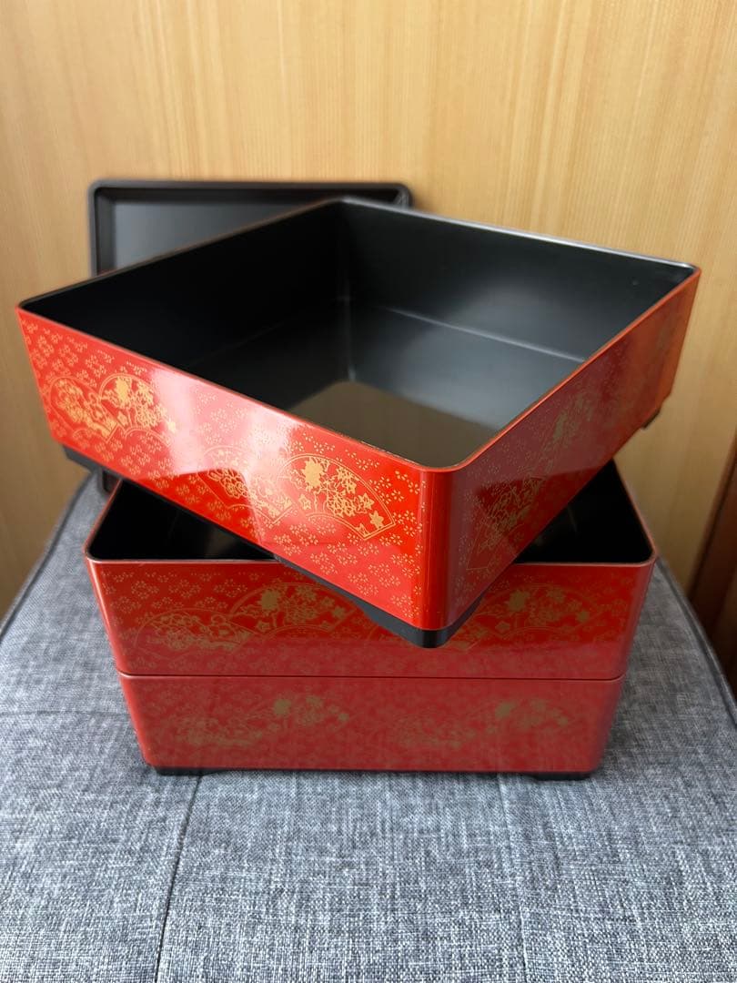 【お値下げ❣️】赤い漆器のお重箱❣️3層 扇子と花の模様　和風　お正月