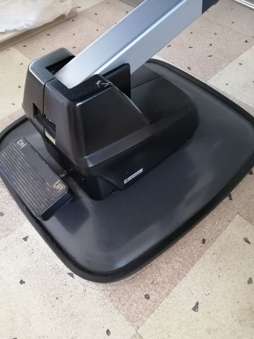 タカラベルモント合成皮革の電動美容院用カット椅子①