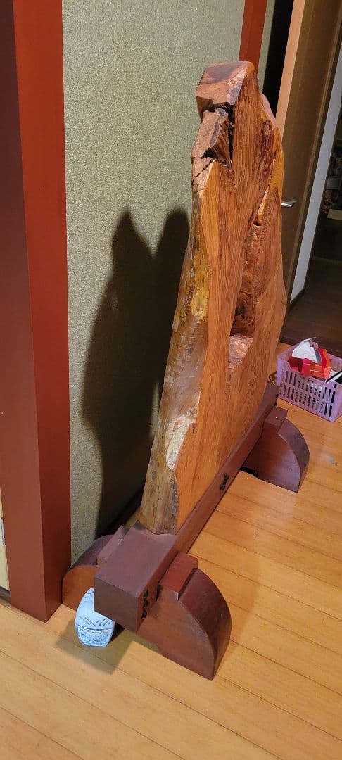 ユニークな木製スタンド