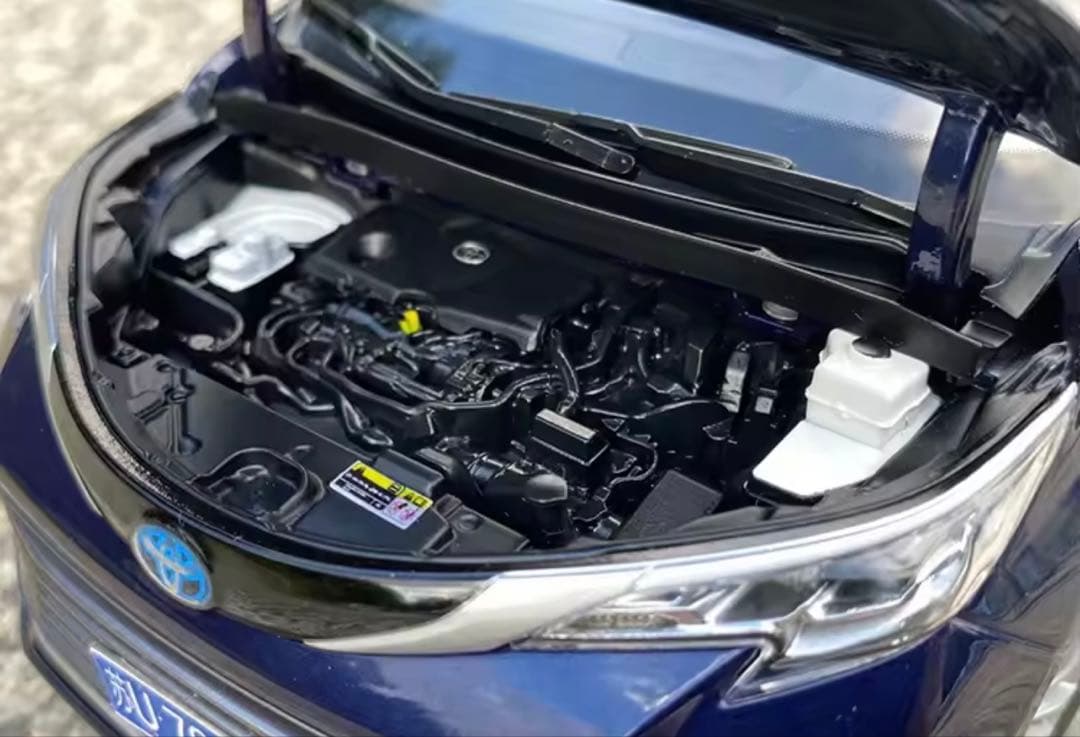 トヨタ シエナ 1\18スケールモデルミニカー ダークブルー 箱付き