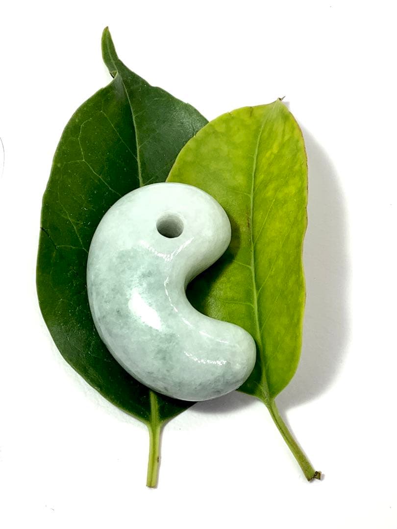 ⭕️高価な氷種　糸魚川翡翠勾玉*ジェダイト　10万円以下ではありません‼️ 鑑定済み