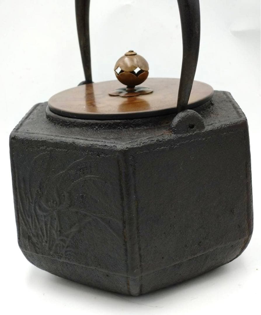 鉄瓶 六角形 草花梅絵図 取っ手 装飾有り