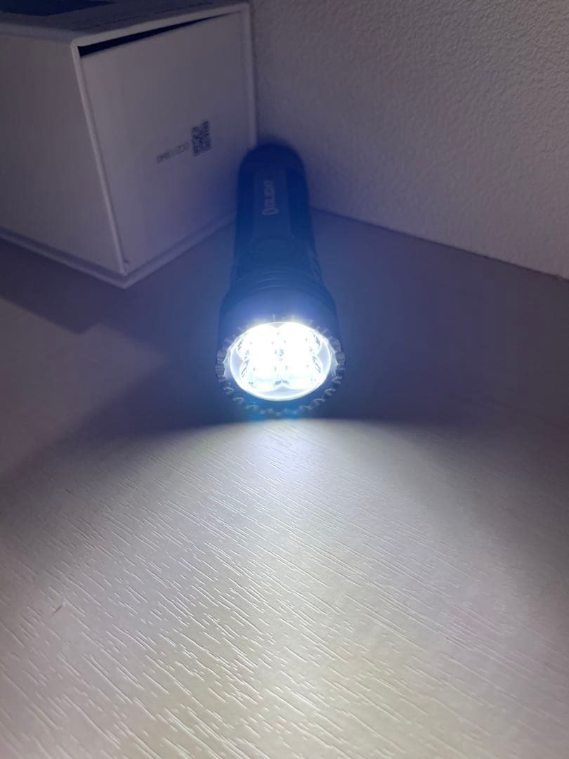 GSX-R750 さん　Olight Seeker 4 Pro 懐中電灯　ブルー