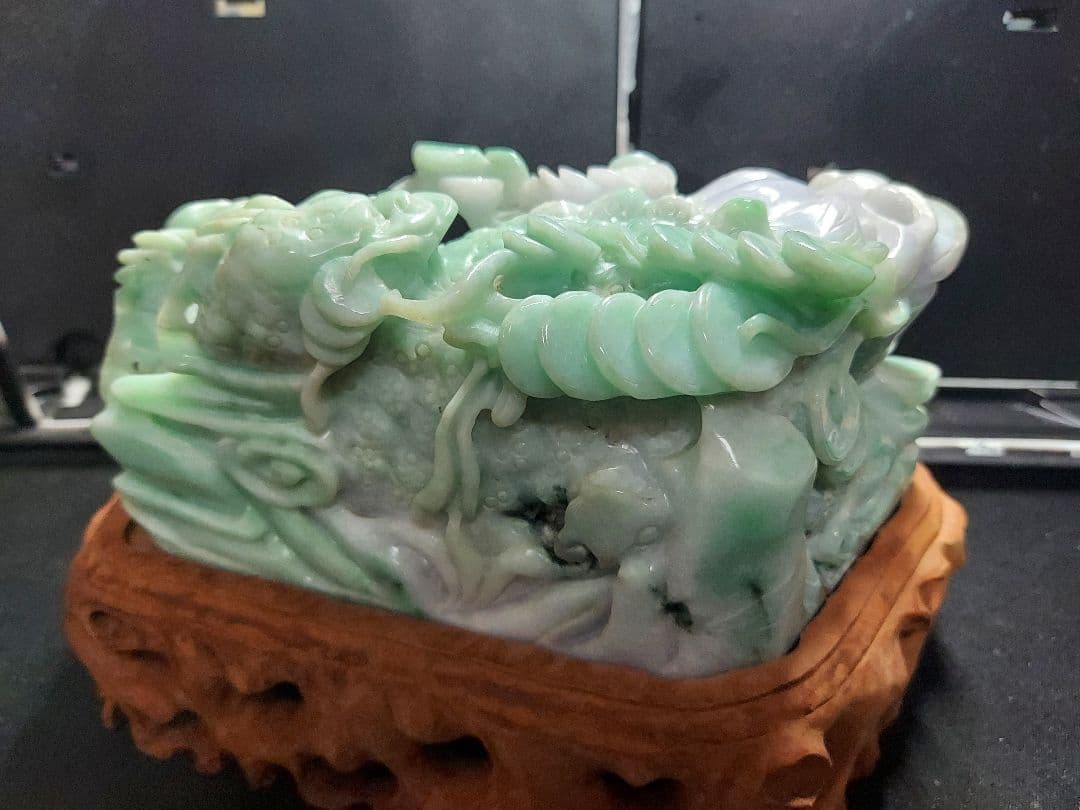 翡翠 龍と雲 彫刻 木製台座付き 専用箱付き 1862g