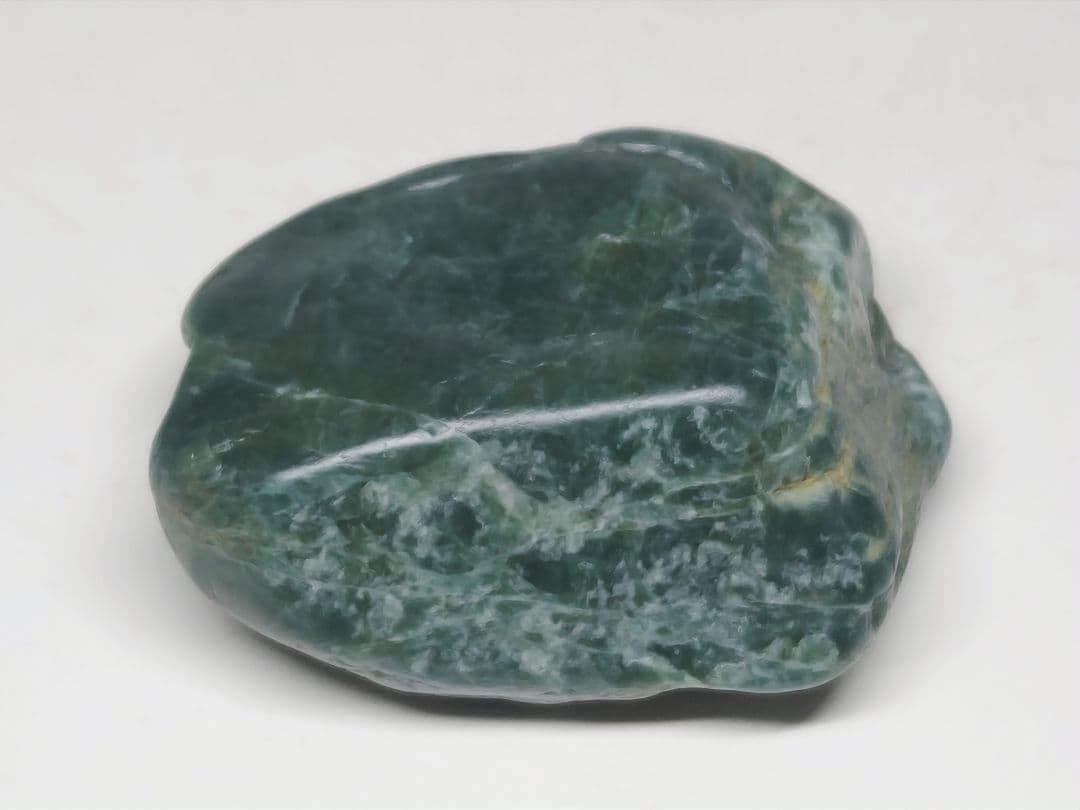濃緑 64g 翡翠 ヒスイ 原石 鑑賞石 自然石 誕生石 鉱物 鉱石 水石