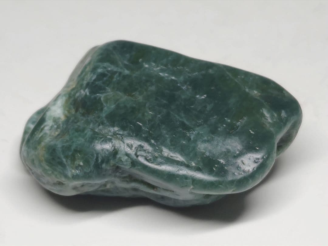 濃緑 64g 翡翠 ヒスイ 原石 鑑賞石 自然石 誕生石 鉱物 鉱石 水石