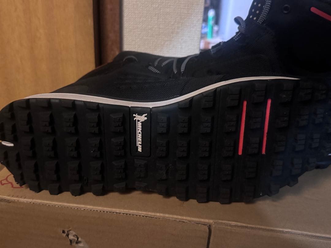 Under Armour 防水ハイカットシューズ