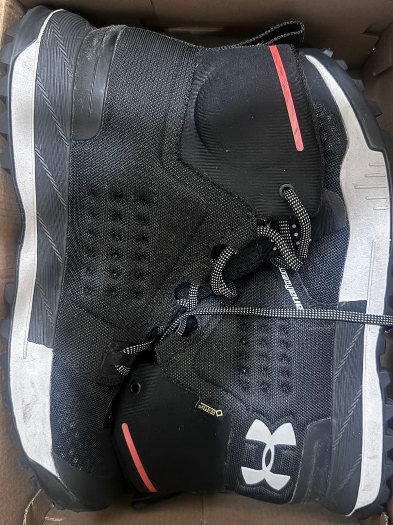 Under Armour 防水ハイカットシューズ