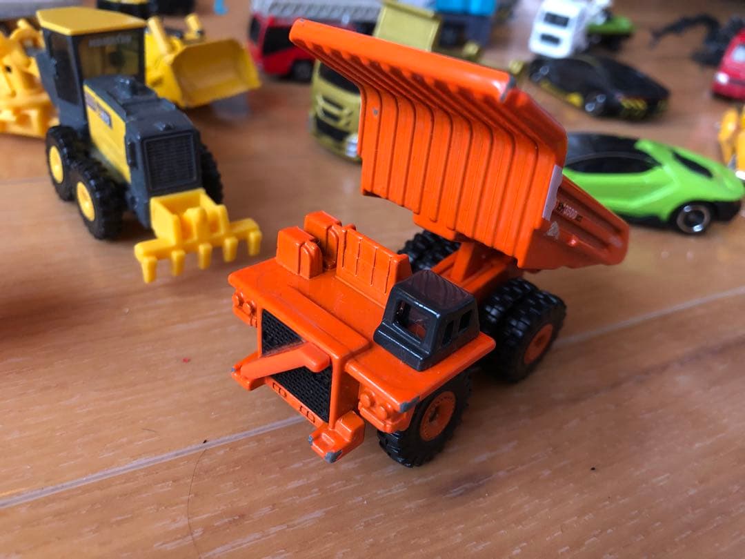 トミカたくさん