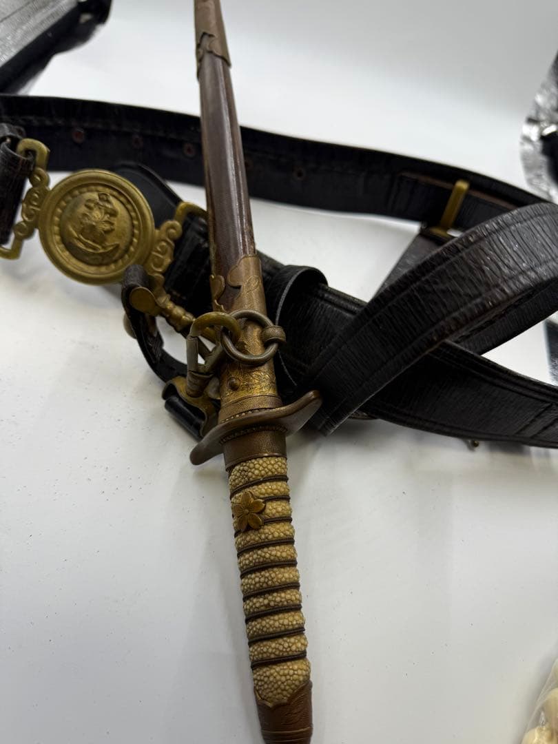 旧日本海軍　ベルトと短剣と肩章　大日本帝国海軍　当時物　海軍短剣模造刀
