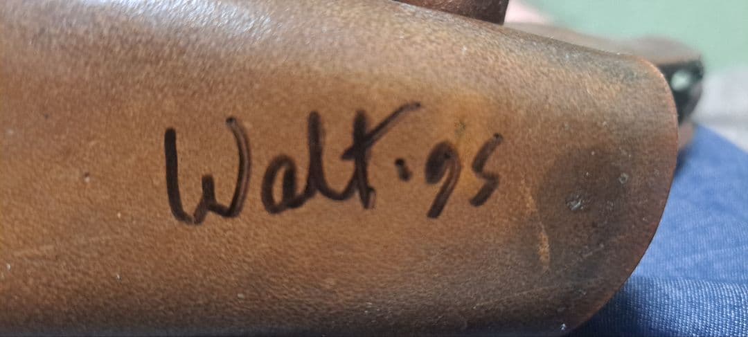 革で作ったイルカのオブジェ