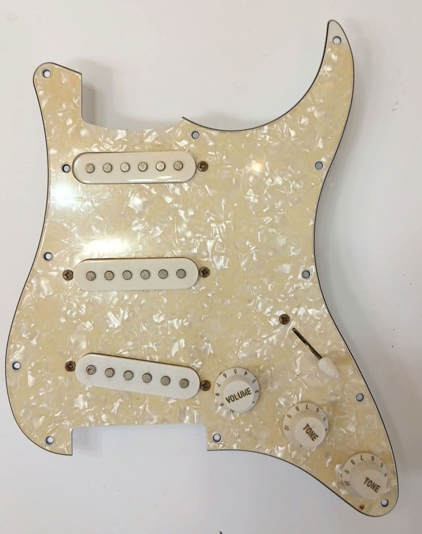 Mavis　ストラトタイプエレキギター　H-S-H