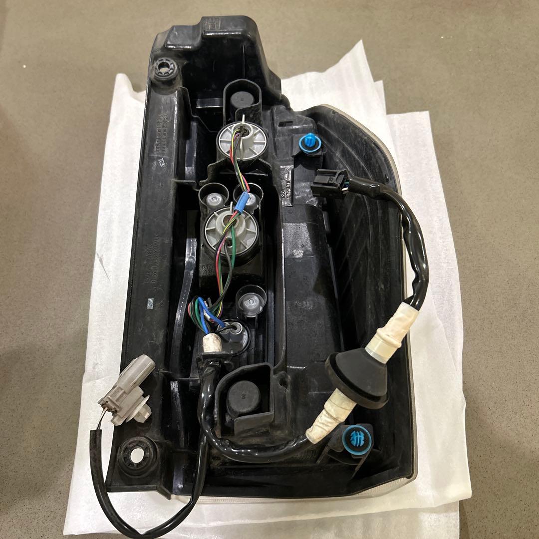 タント LA610S 左テールランプ