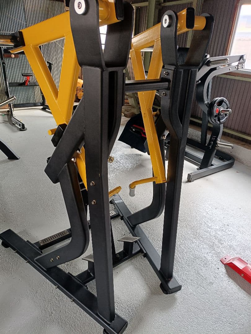 アイソラテラルローロー　シーテッドロー　トレーニングマシン　ジム