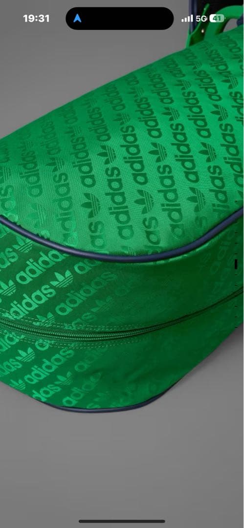 adidas コンパクトモノグラムスタンドバッグ