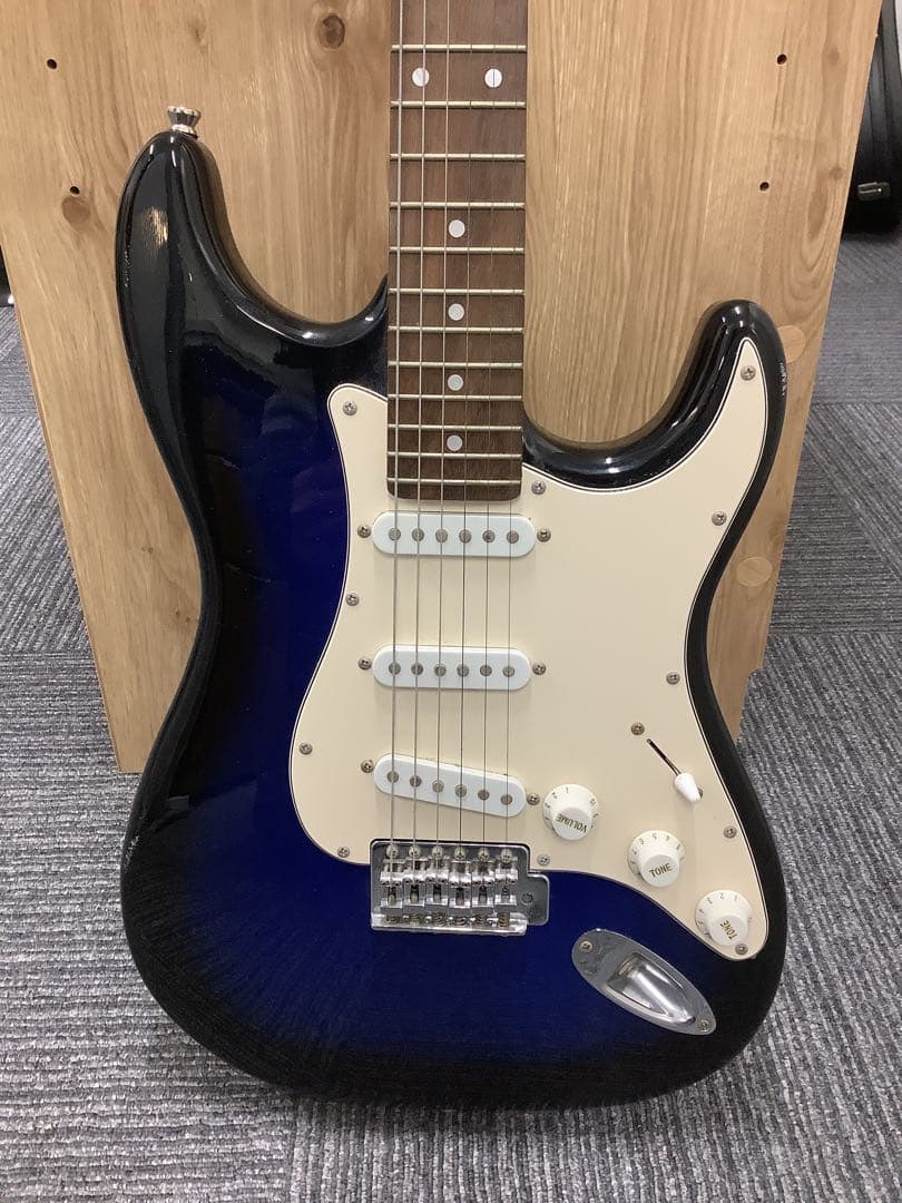 送料込み！ エレキギター ストラトキャスター Legend by Aria