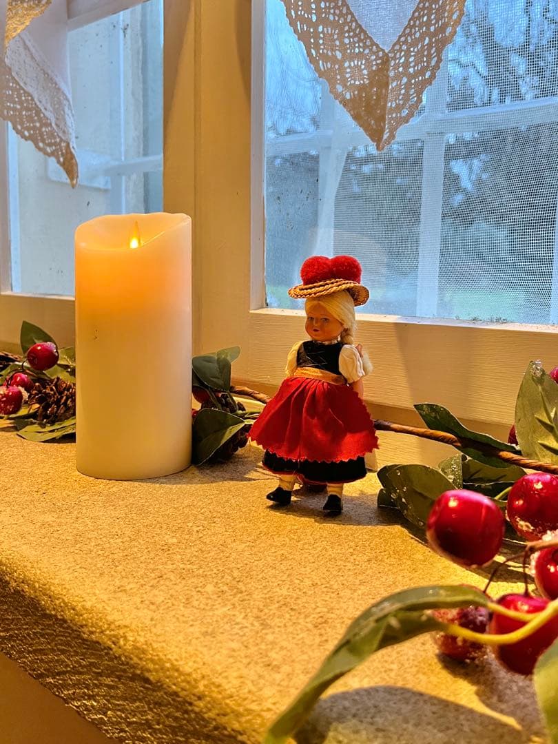 ◆フランス蚤の市｜ミニドールAヨーロッパ民族衣装、ドイツ金髪ブルーアイ少女