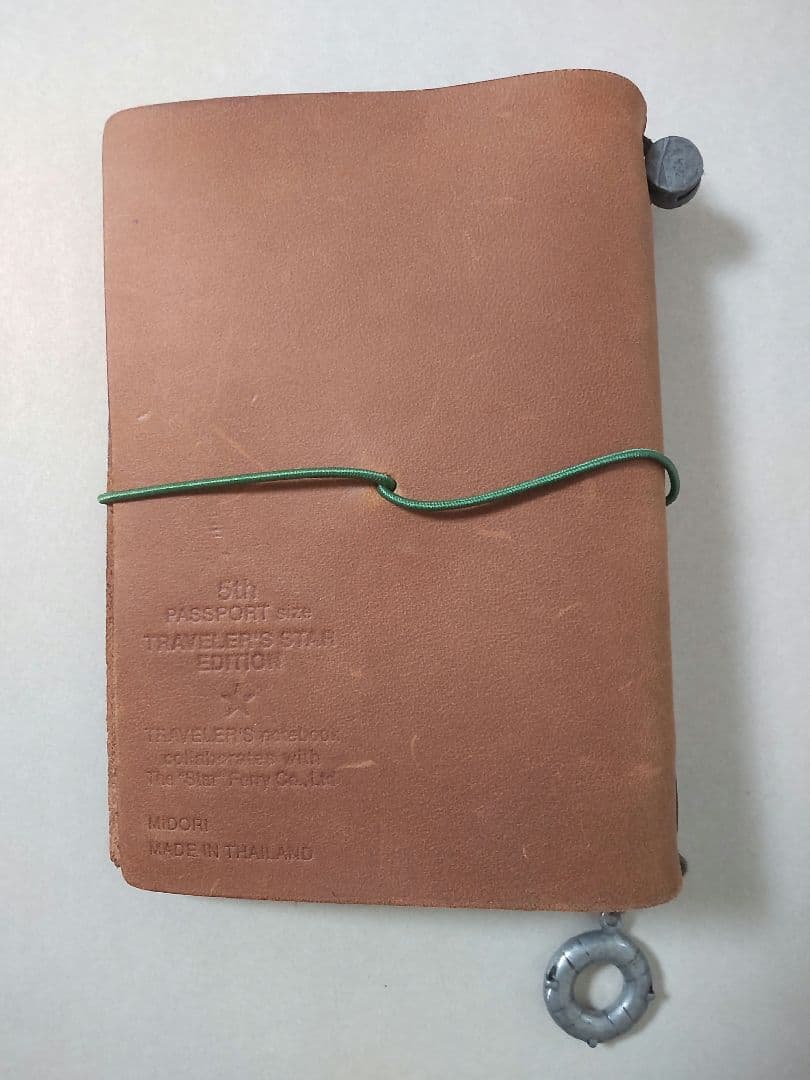 トラベラーズノート パスポートサイズ5周年 スターエディション（チャーム２個付）