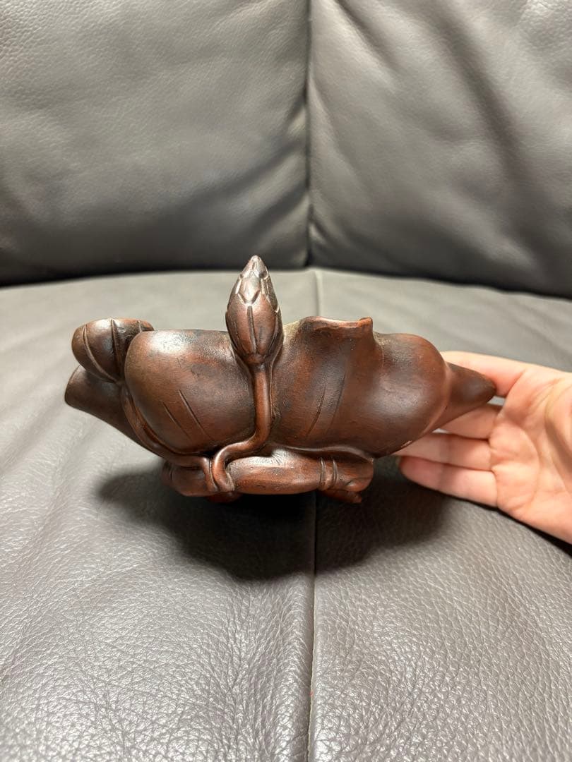 カエルと蓮の葉をモチーフにした置物