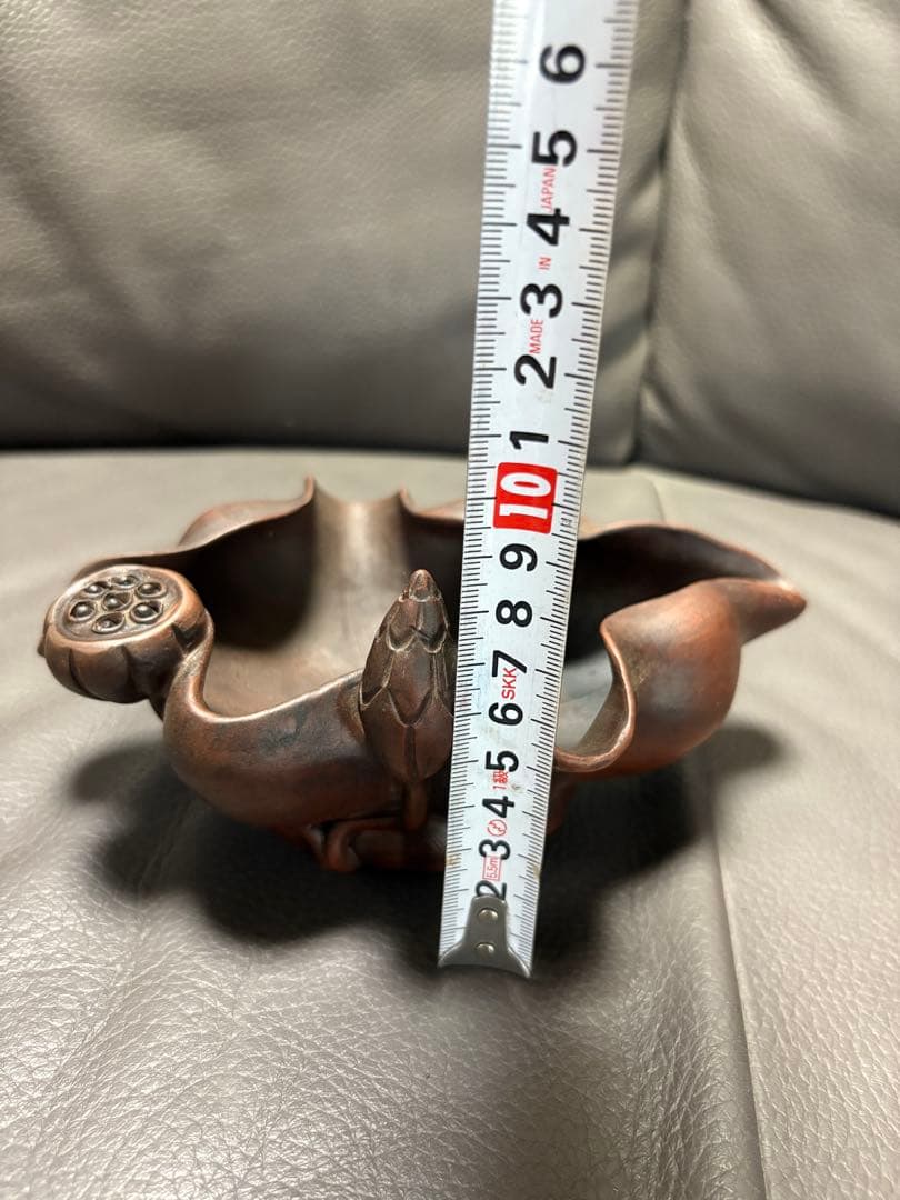 カエルと蓮の葉をモチーフにした置物