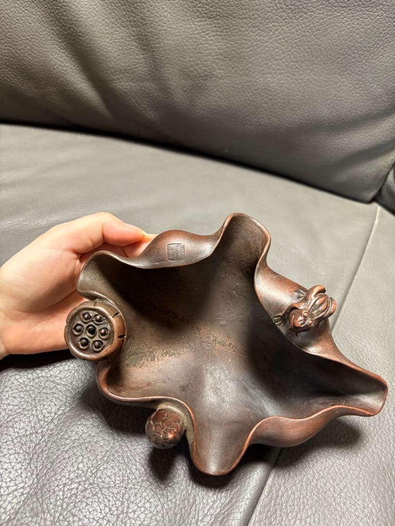 カエルと蓮の葉をモチーフにした置物