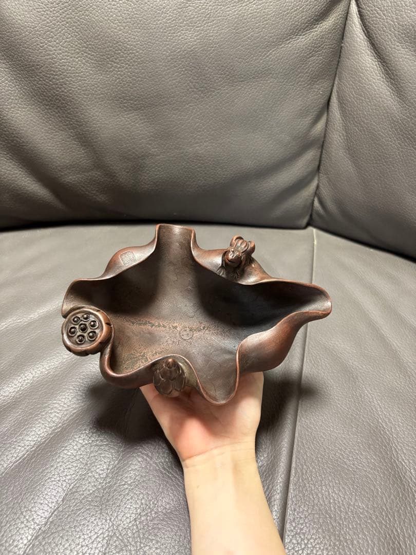 カエルと蓮の葉をモチーフにした置物