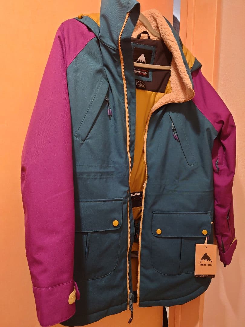 BURTON　タグ付き　 スノーボードジャケット とパンツ　M