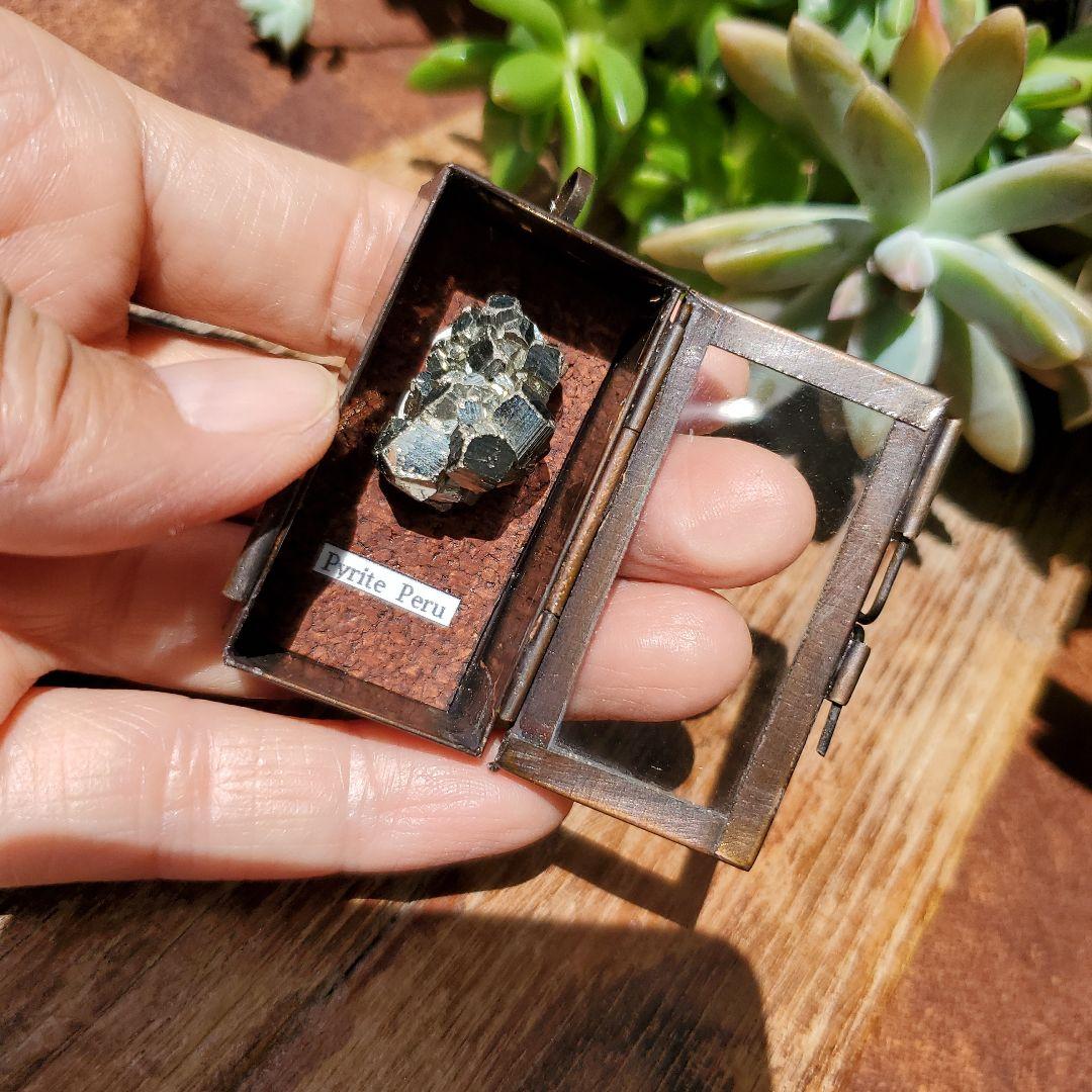 パイライト標本２　ペルー産　標本箱ペンダント