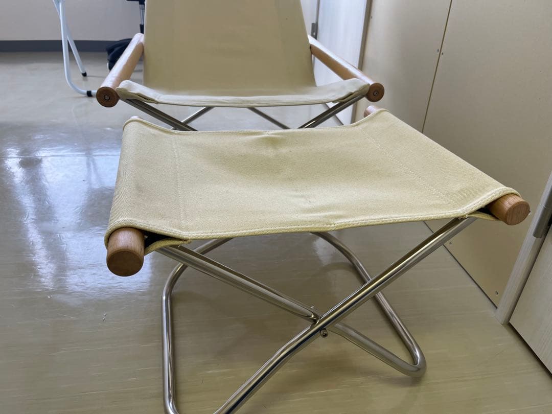 クリーム色の折りたたみアウトドアチェア