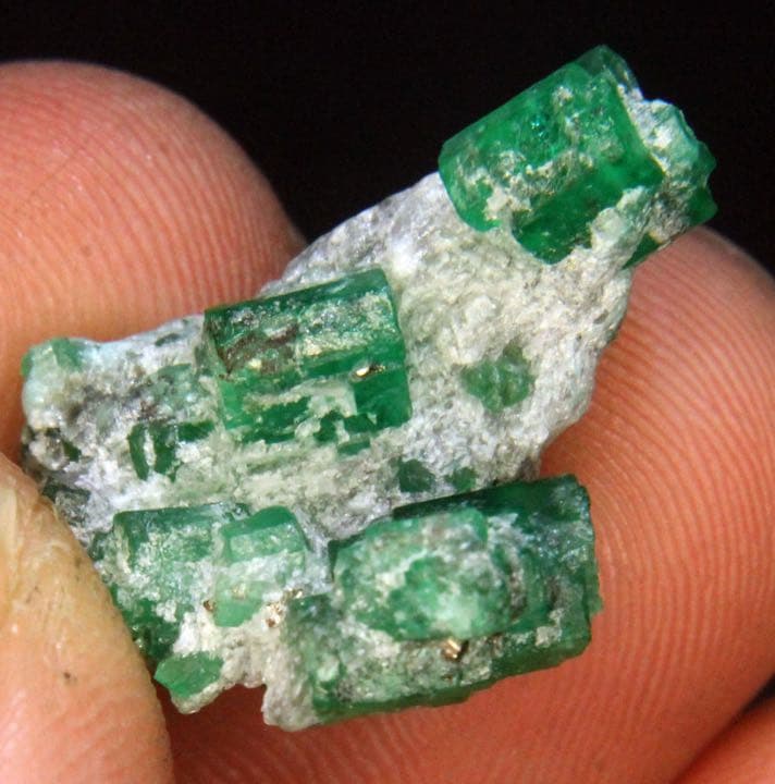 エメラルドの天然クラスター