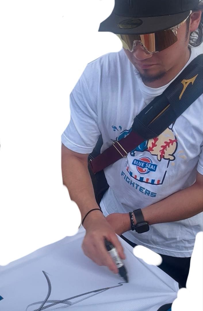 伊藤大海　北海道日本ハムファイターズ　春季キャンプ　直筆サイン　ユニ　証拠あり
