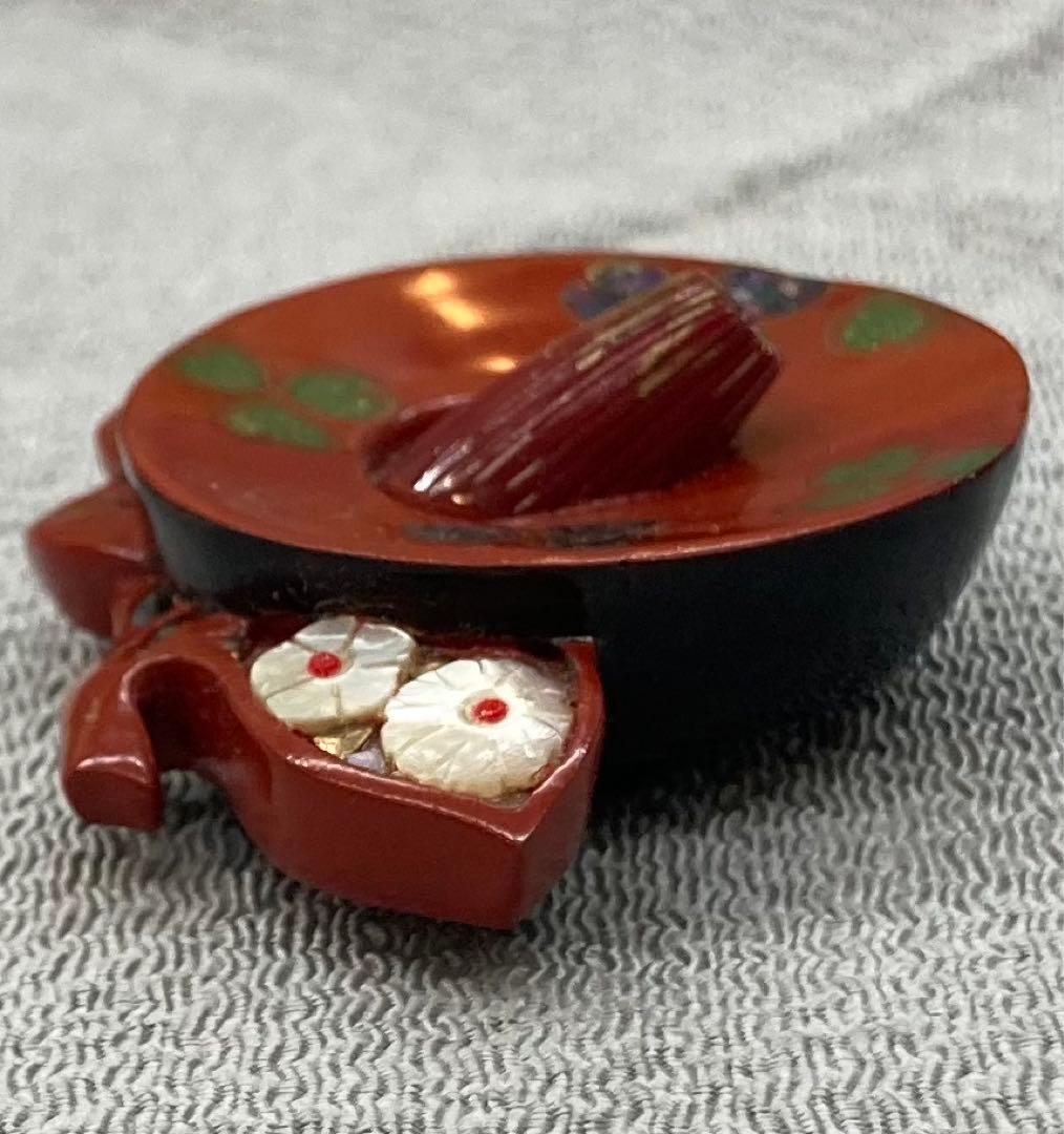 B65s  朱塗椿花形 帯留　菊花　螺鈿細工