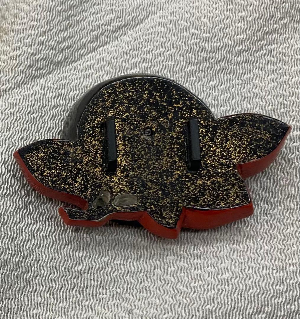 B65s  朱塗椿花形 帯留　菊花　螺鈿細工