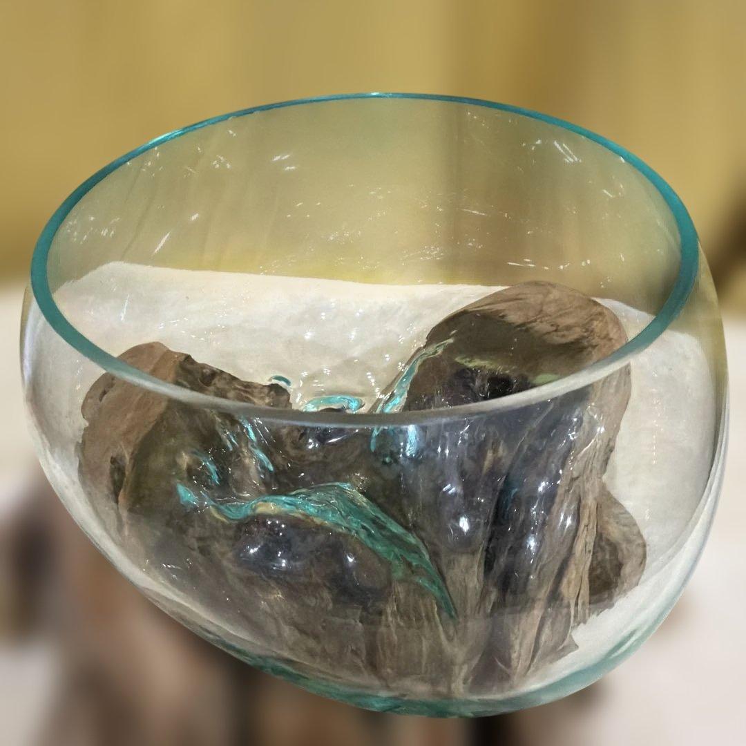 吹きガラスの花瓶、流木台座