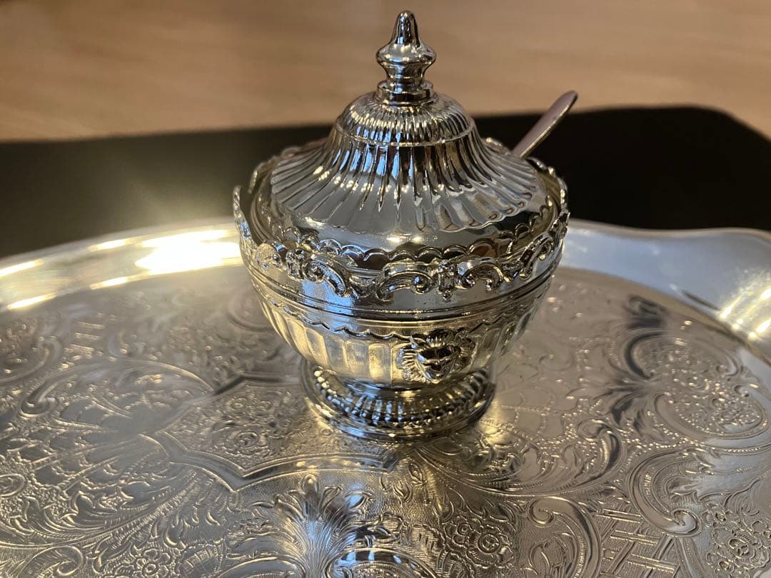 マッピン&ウェッブのシルバーカラートレイと、シルバーの調味料入れセット