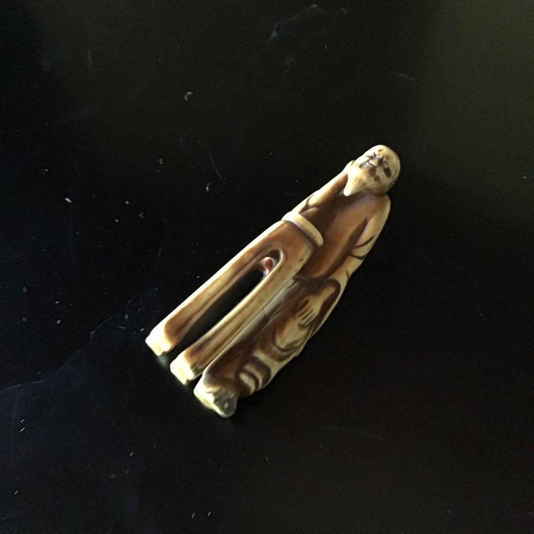 根付け　人物　　材質日本ホンシュウ鹿角　N20