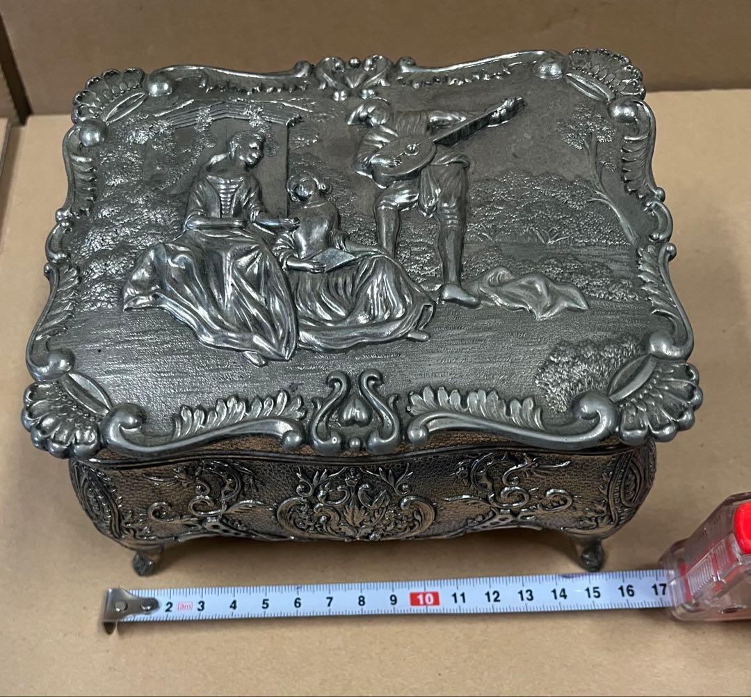 アンティーク金属製ボックス 浮彫り装飾