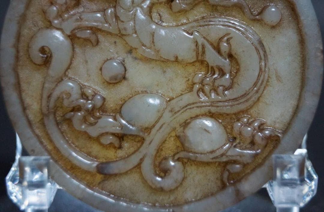 古代 和田玉(ホータン) 細工浮彫り『古代龍』龍佩 根付 緒締玉 提げ物 装飾品