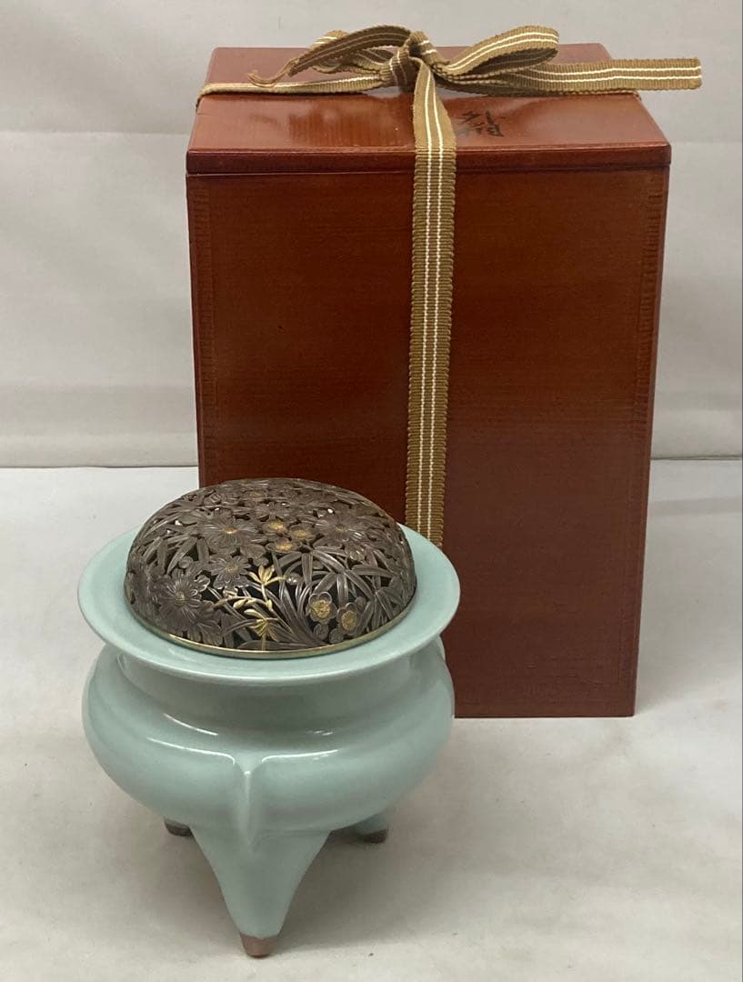 B507s「青瓷袴腰 香炉」諏訪蘇山作純銀四君子肉彫火舎　松與堂造　共箱　京都