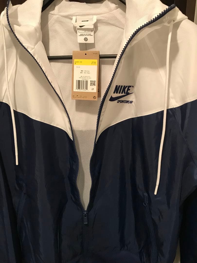 (期間限定)定価34%オフ　Nikeウィンドランナー品番HJ2041-100